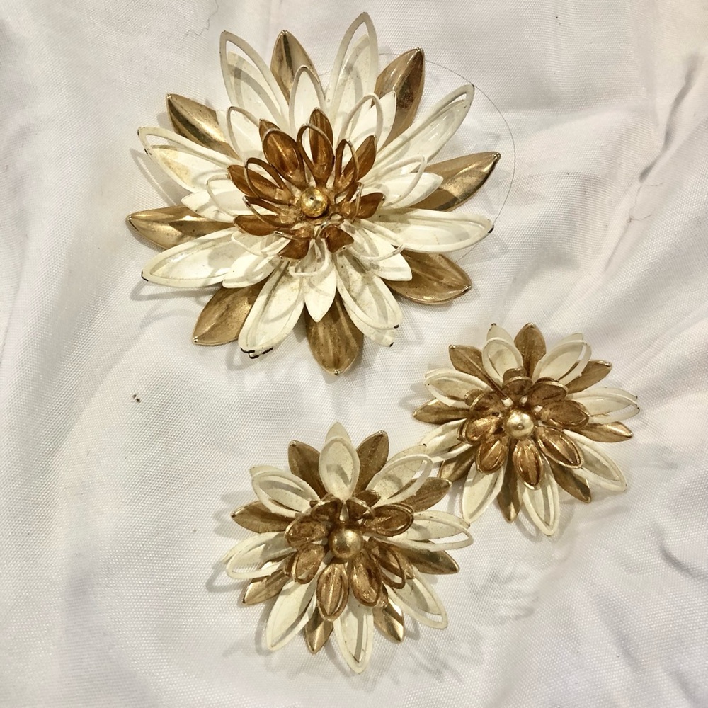 COPY - Sarah Coventry 1960s Gold & White Enamel Layered Metal Flower Brooch & E…